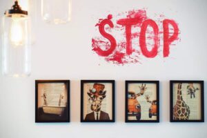 Dei quadri appesi al muro con sopra una scritta "Stop"