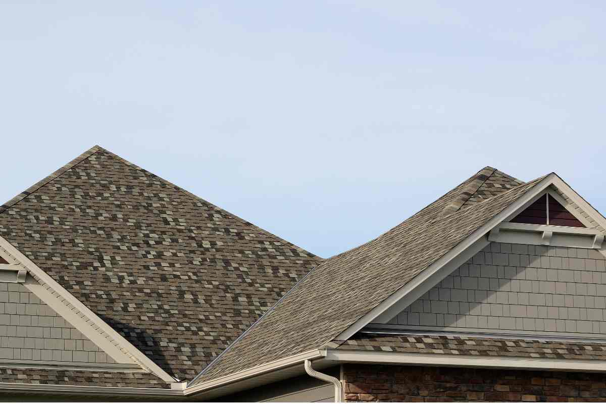 Tetti a padiglione su un nuovo edificio