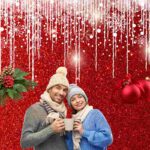 Uno sfondo natalizio rosso con stelle che cadono dall'alto una coppia vestita in abiti natalizi e degli arredi attorno a loro.
