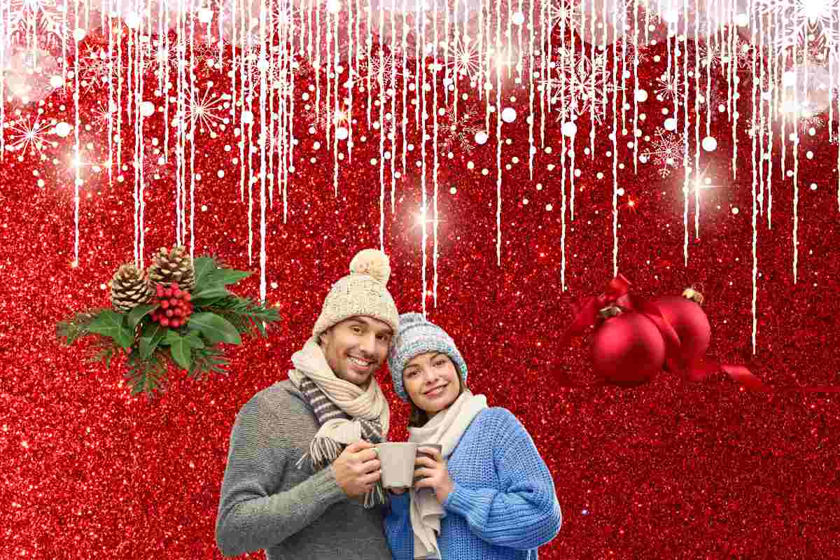 Uno sfondo natalizio rosso con stelle che cadono dall'alto una coppia vestita in abiti natalizi e degli arredi attorno a loro.