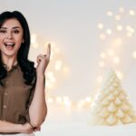 donna con idea e albero di natale bianco