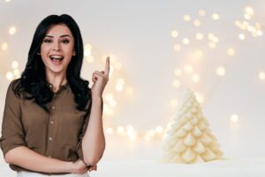 donna con idea e albero di natale bianco