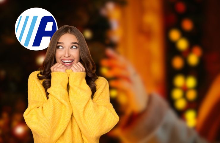 donna che addobba albero di natale, logo action e donna sorpresa