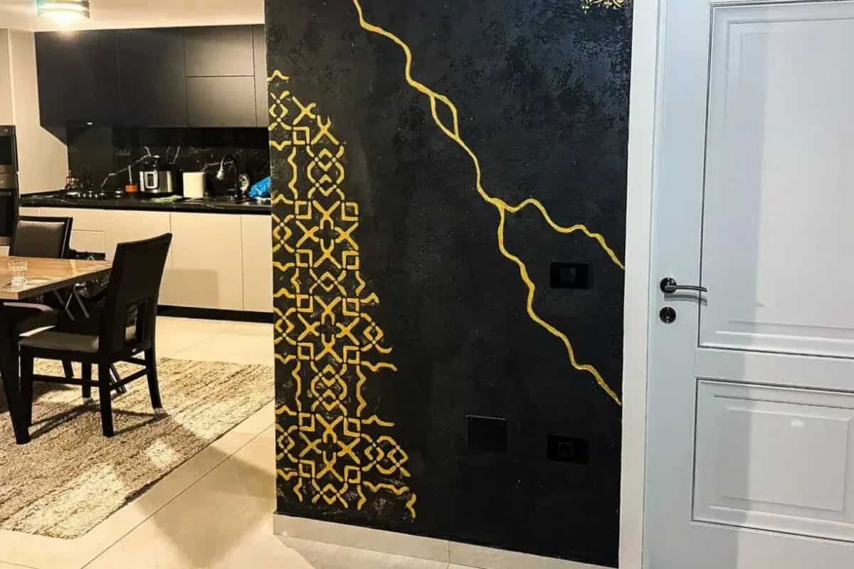 Parete nera con decorazione