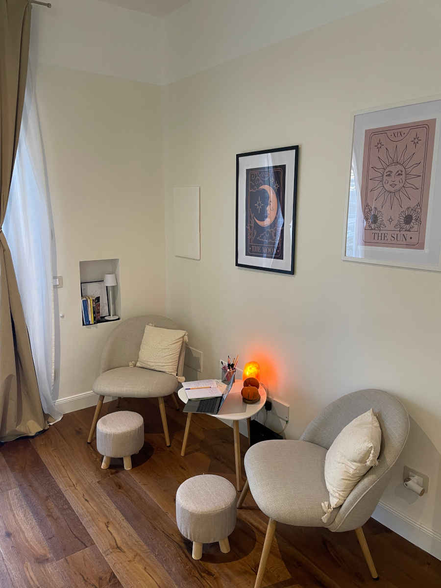 Angolo studio con sedie, poltroncine, tavolino e lampada di sale