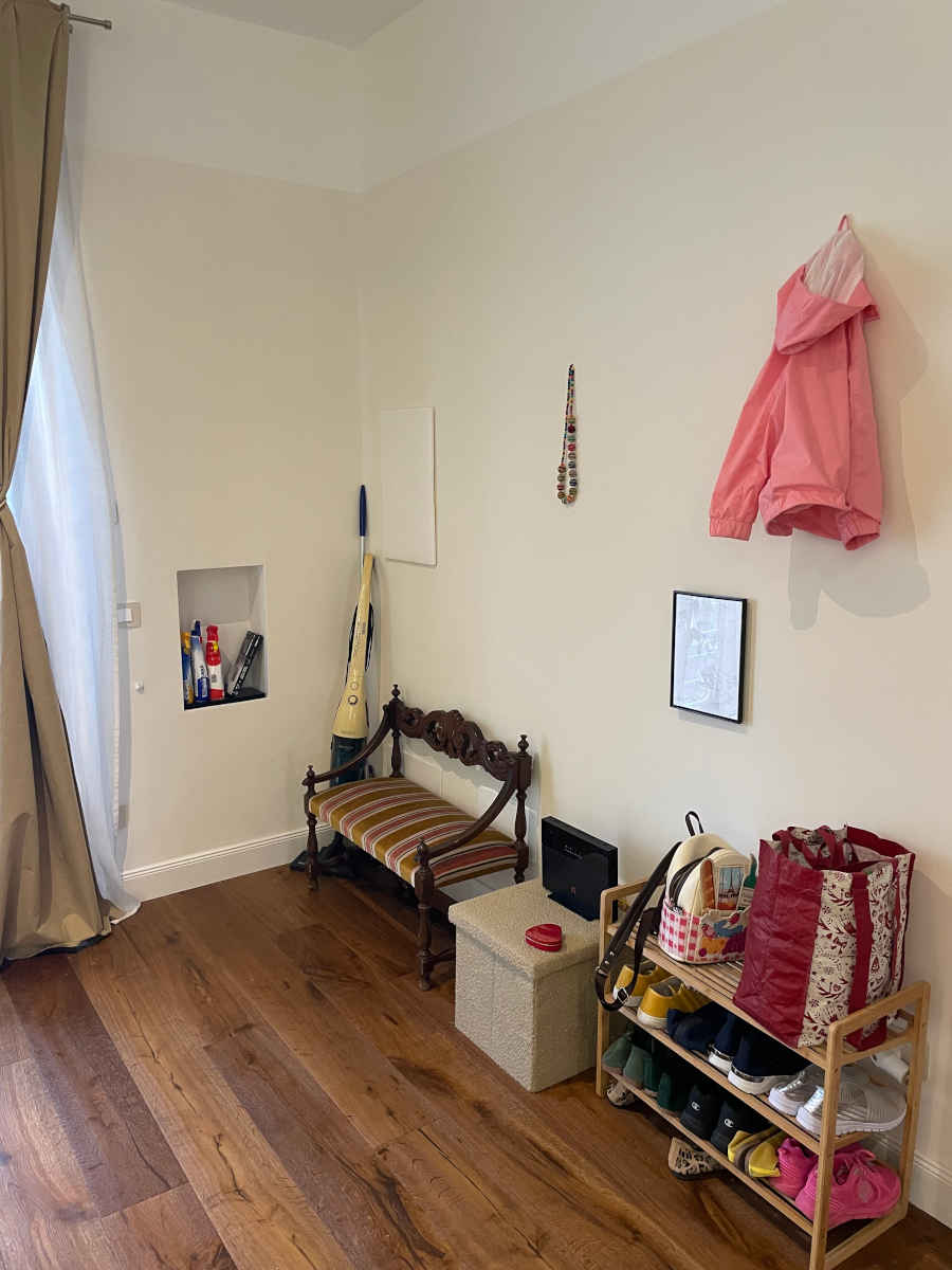 Angolo studio con panchina e mobili bassi