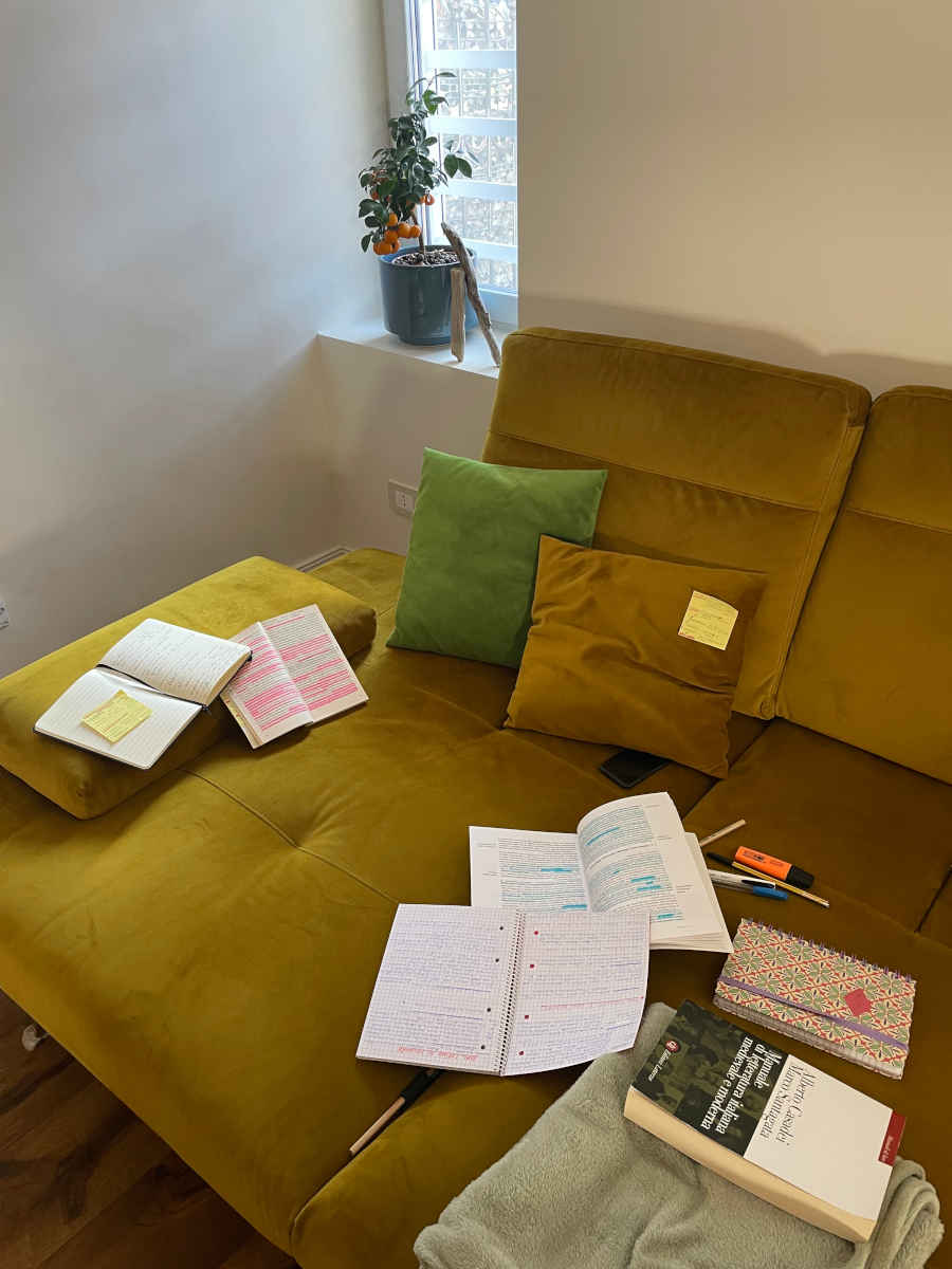 Divano in velluto con disordine in vista