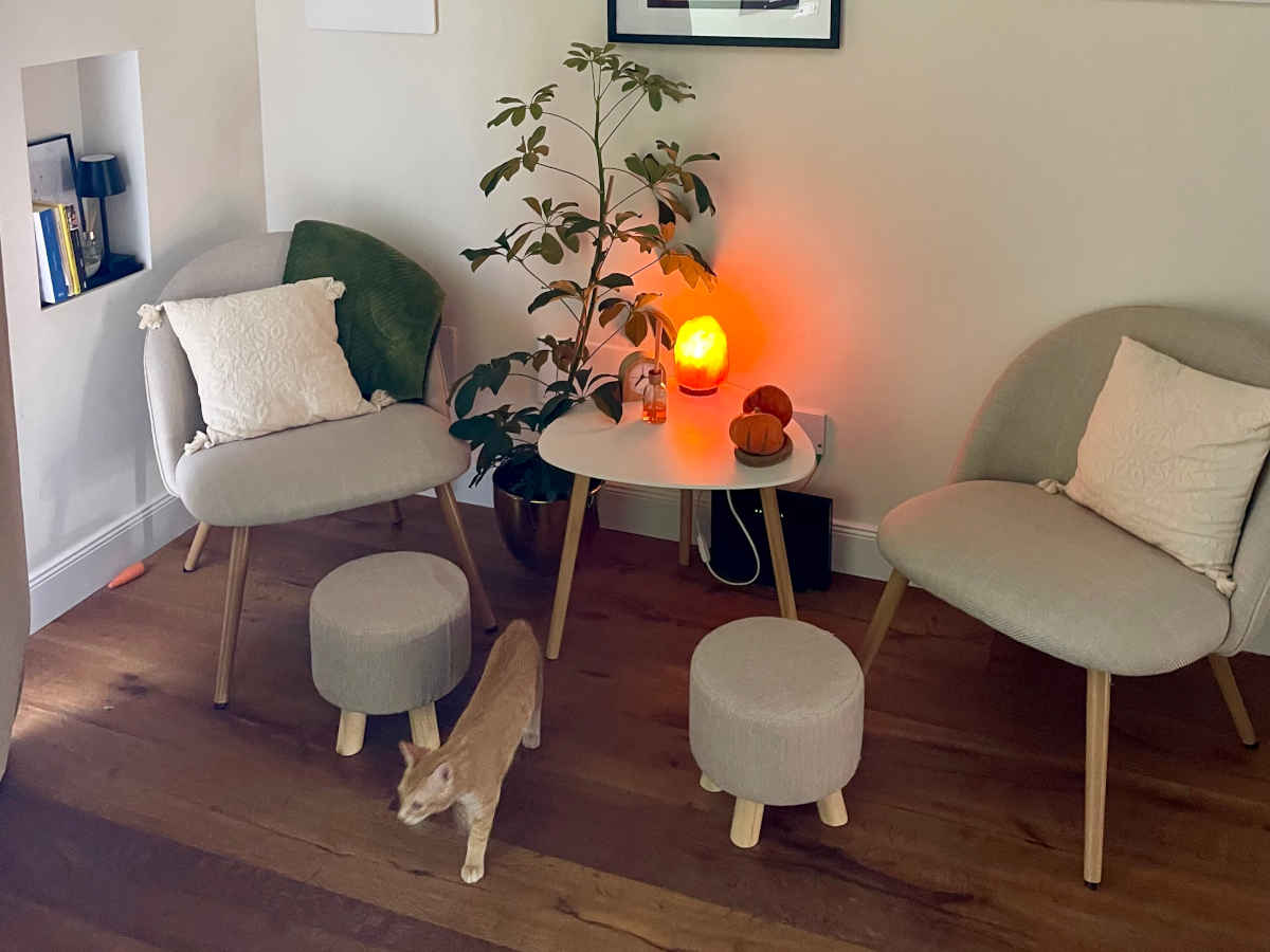 Angolo studio con sedie, poltroncine, tavolino e lampada di sale