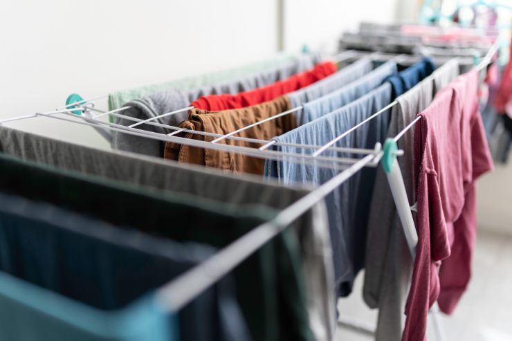 Uno stendino per il bucato da casa con sopra i panni del bucato