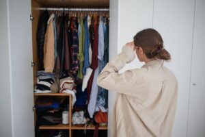 Donna con armadio disordinato