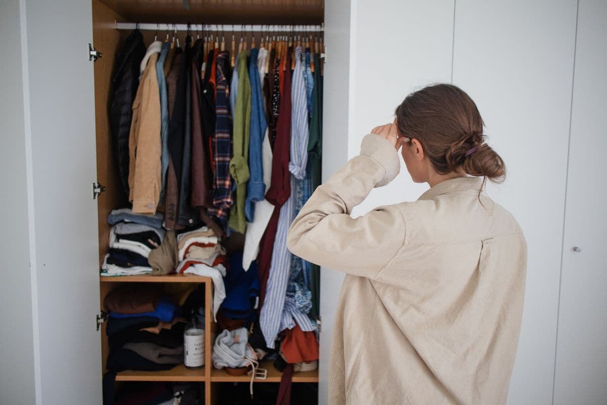 Donna con armadio disordinato