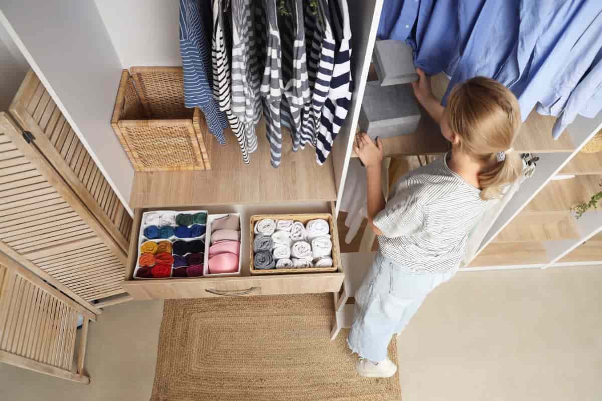 Donna con armadio ordinato