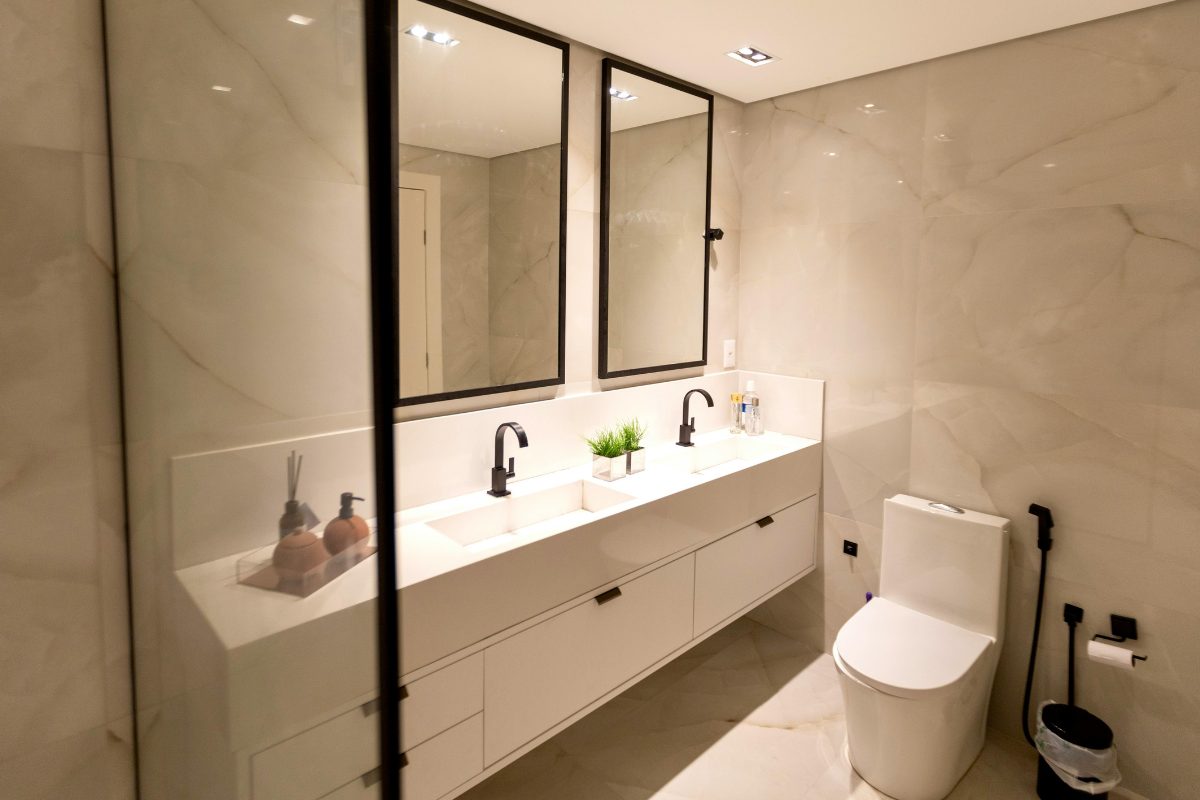 Un bagno moderno che sembra più grande di quello che è effettivamente