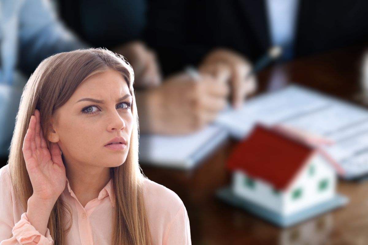 coppia che firma carte per acquisto casa e donna attenta