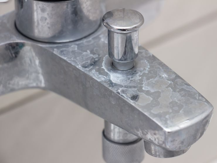 rubinetto del bagno pieno di calcare
