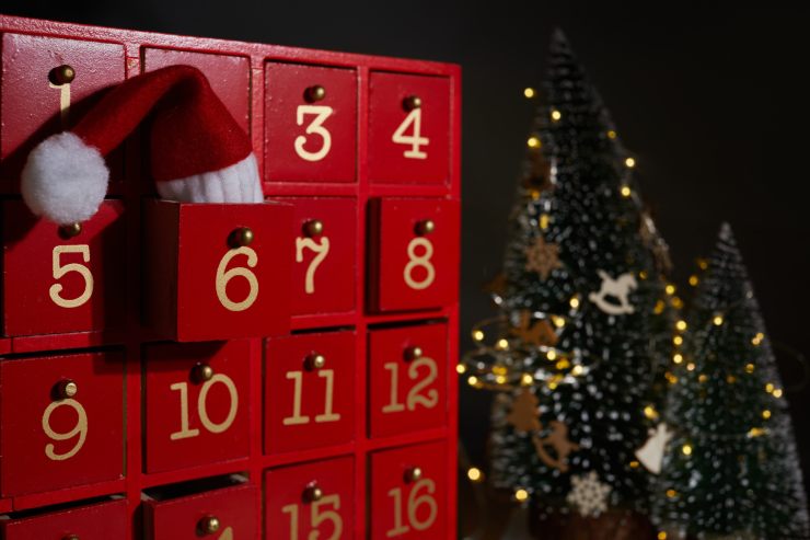 Un calendario di natale che ha come sfondo due alberi di natale