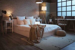 camera da letto con luce soffusa