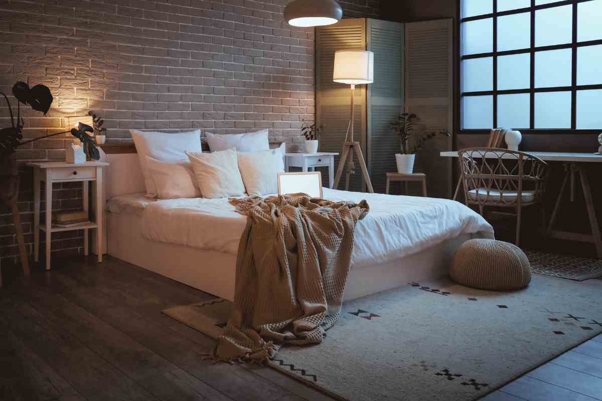 camera da letto con luce soffusa