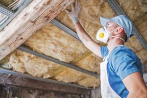 Un uomo che monta il cappotto acustico