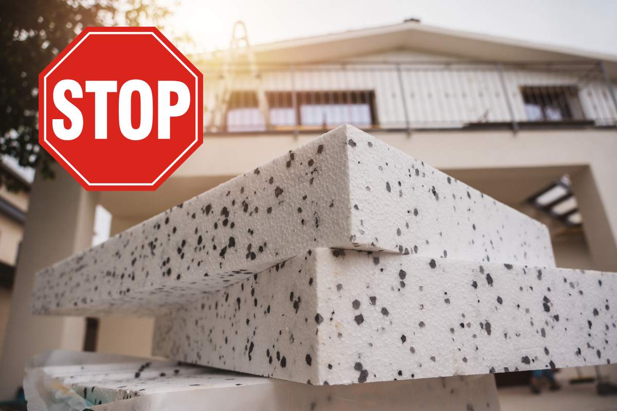 Una foto di una casa come sfondo ed in primo piano il materiale per il cappotto termico ed in alto a sinistra un segnale di "Stop"