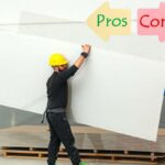 uomo con parete di cartongesso e scritta pro e contro