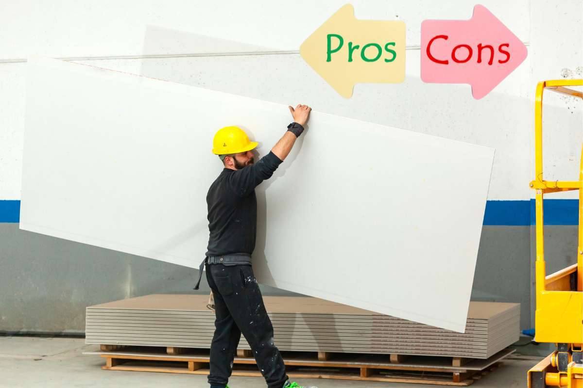 uomo con parete di cartongesso e scritta pro e contro