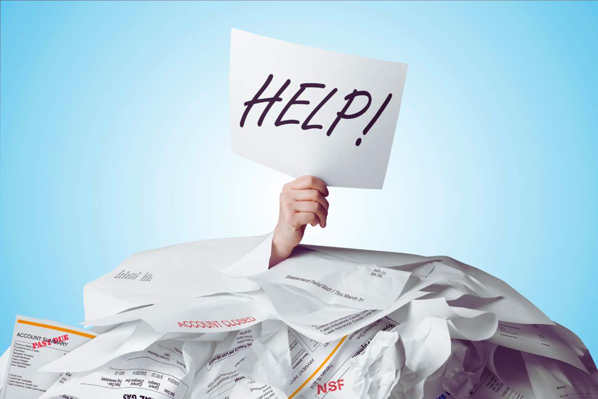 scritta help e fogli