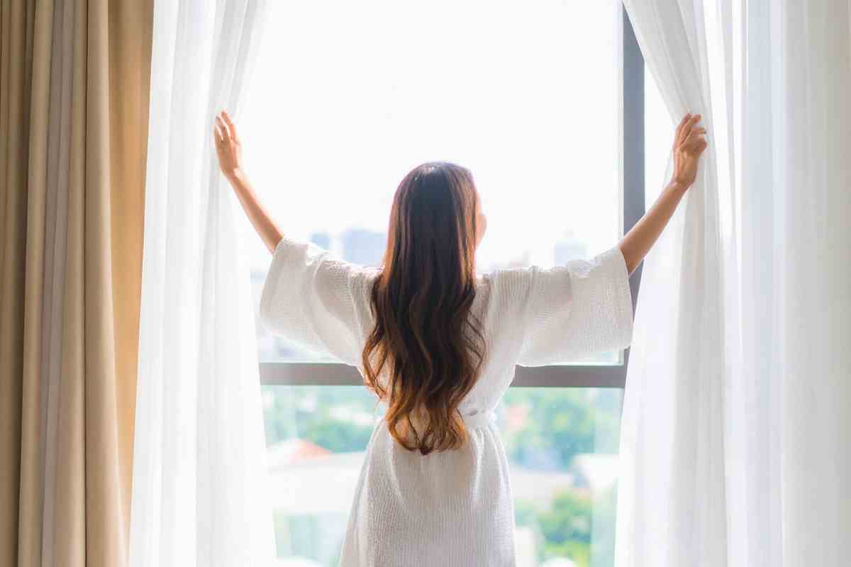 donna apre tende