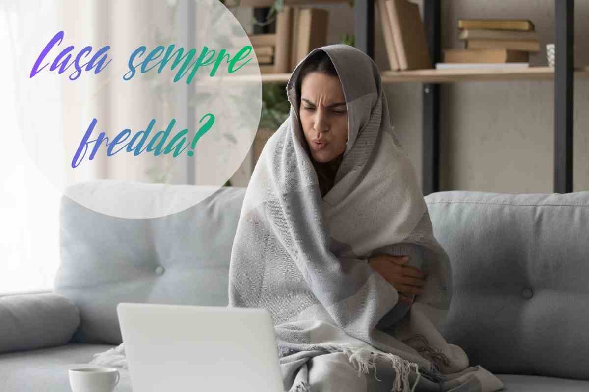 ragazza con il plaid sul divano che sente freddo