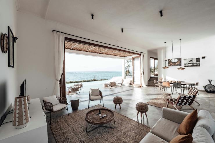 Una foto di una casa al mare fatta dall'interno