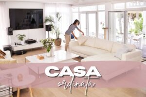 Donna che mette in ordine il salotto