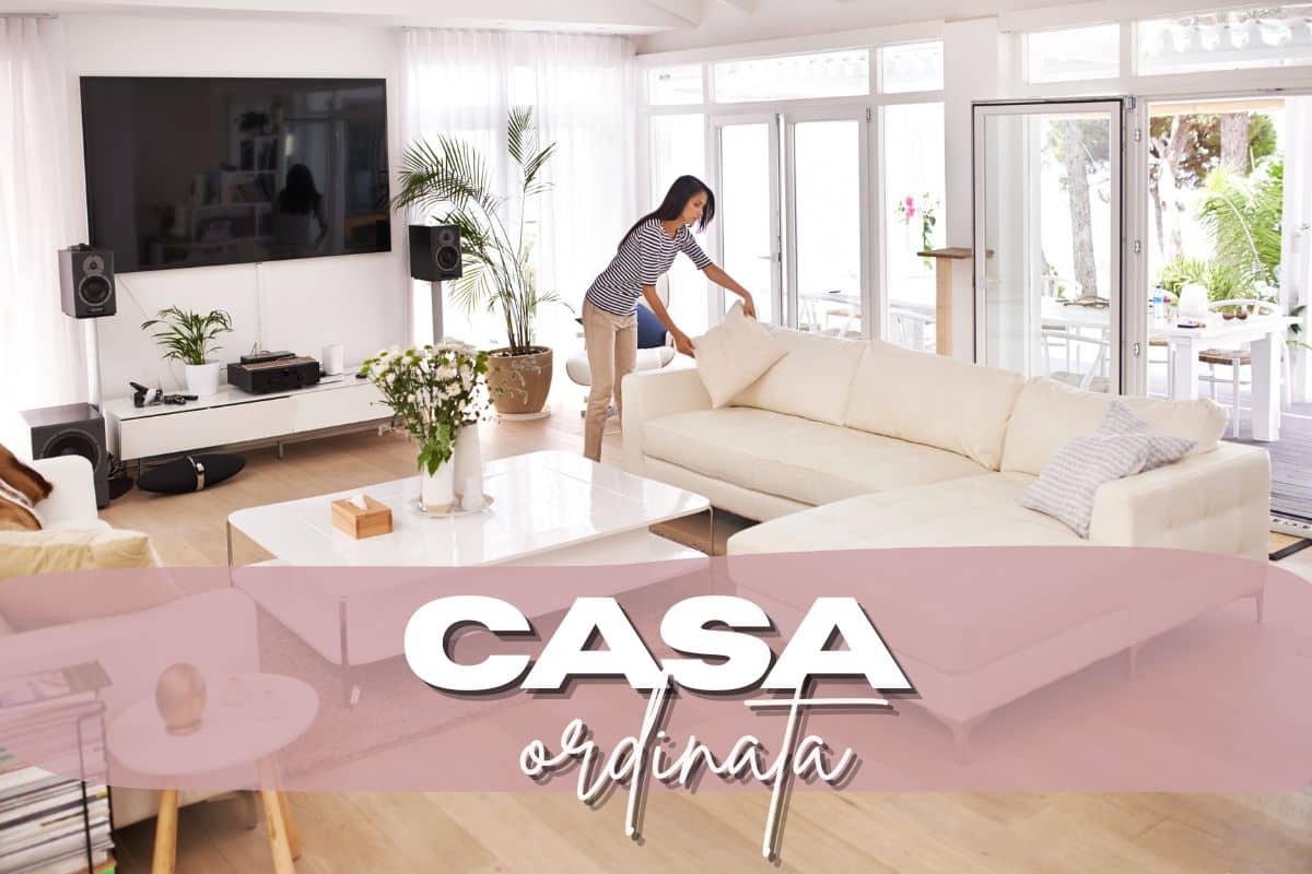 Donna che mette in ordine il salotto