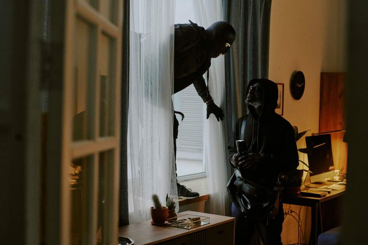 Ladri entrano da finestra