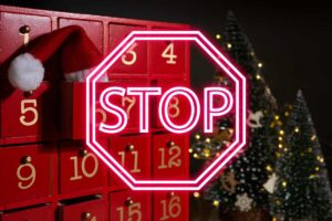 Un calendario dell'avvento con sopra un segnale di stop