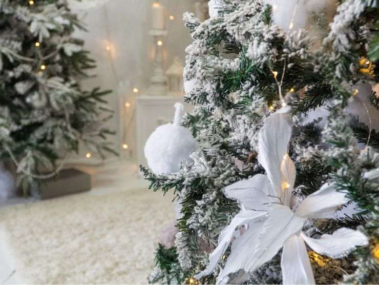 albero di natale addobbato con palline bianche