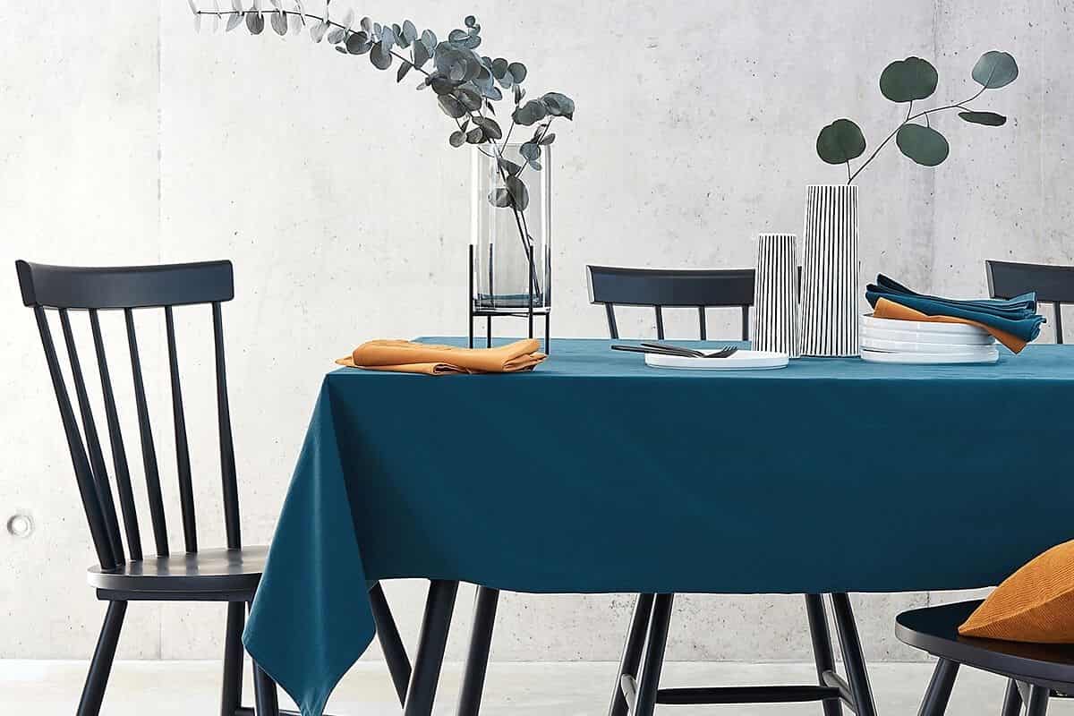 tavolo con tovaglia blu
