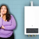 caldaia su parete azzurra e donna che pensa