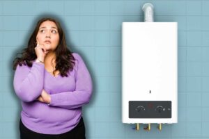 caldaia su parete azzurra e donna che pensa