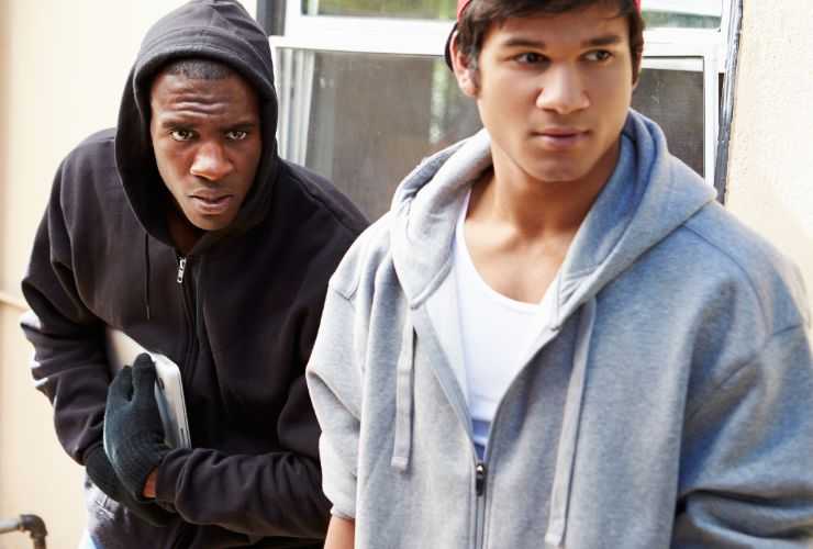 ladro alle spalle della sua vittima