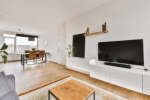 zona giorno con televisore tavoli e sedie