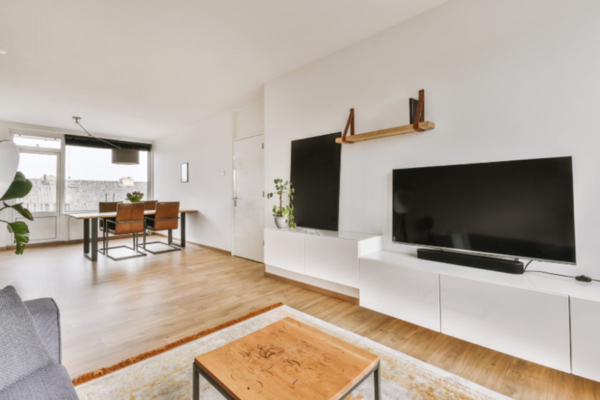 zona giorno con televisore tavoli e sedie