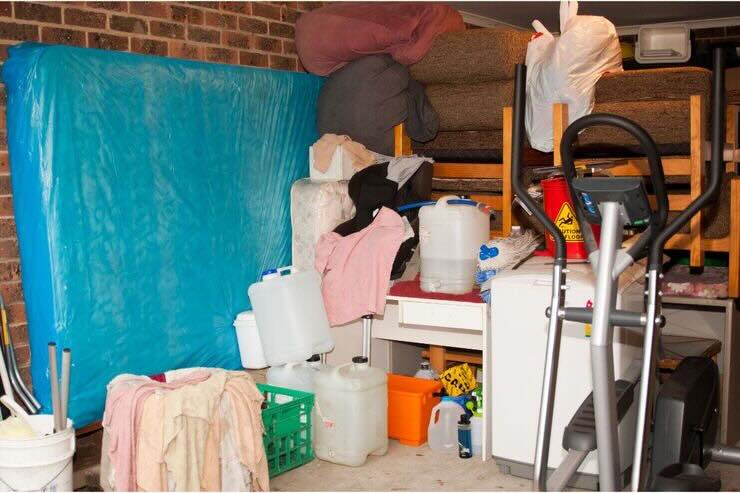 Cantina con oggetti e mobili