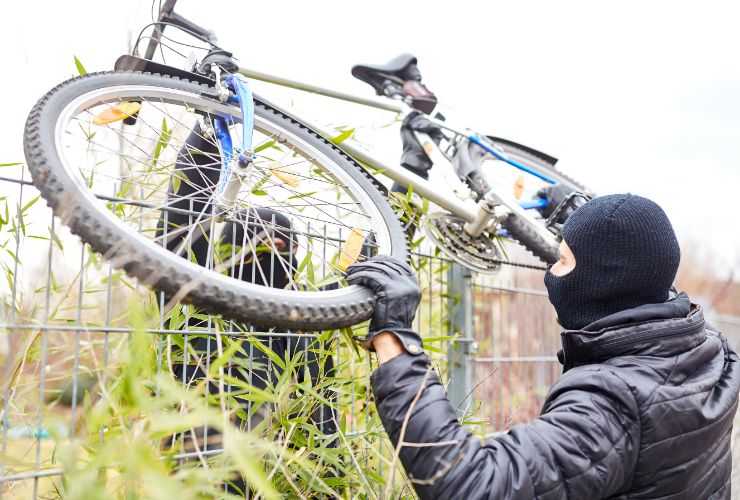 ladro che ruba bici in giardino