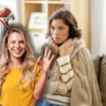 donna che sente freddo in casa, x rossa su termosifoni e donna sorridente che fa ok con le mani