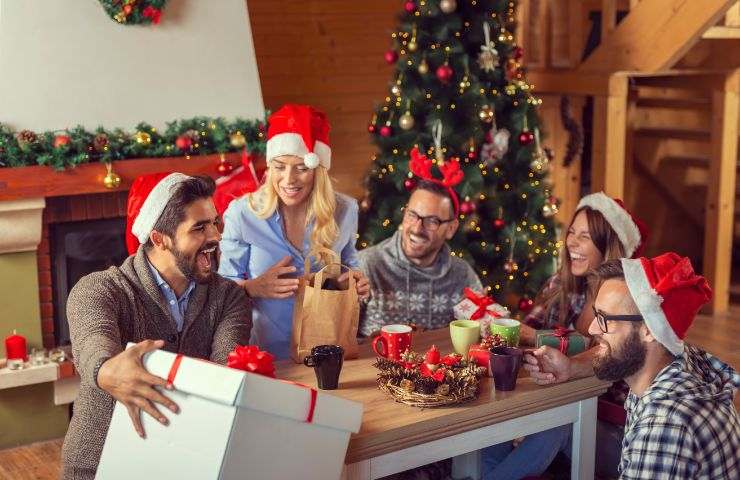 amici nel giorno di natale che si scambiano i regali 