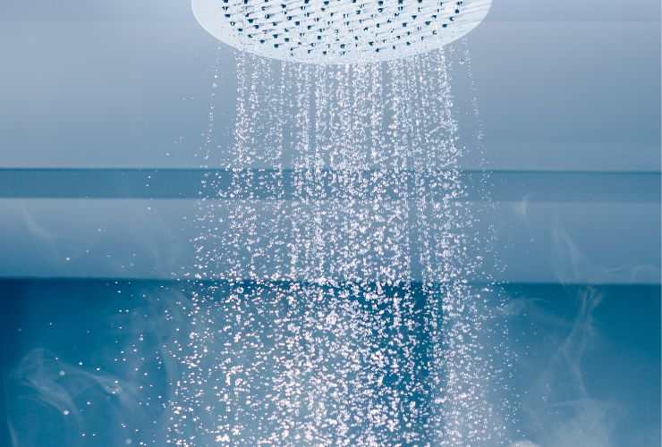 doccia con acqua bollente