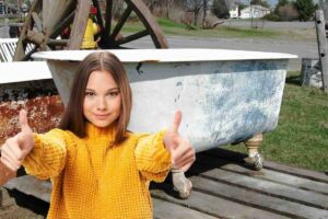 Donna pollici in su, vasca vecchia e rovinata