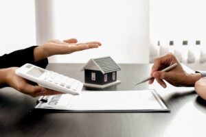 Una persona che mostra il contratto ed una calcolatrice