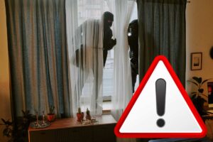 ladri che entrano in casa e simbolo attenzione