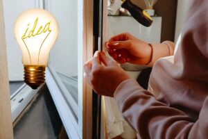 tecnico che lavora su finestra e lampadina con idea